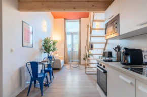 Studio pour deux en mezzanine avec petit balcon